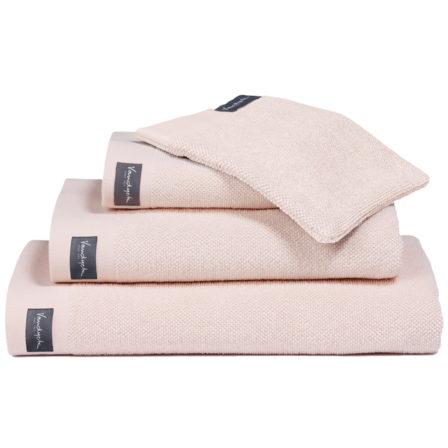 Home Towel light pink serie handdoeken zijn weldadige handdoeken met luxe borders gemaakt van 100% katoen (550 gr/mtr2). Door de zware kwaliteit hebben de handdoeken een goed absorptievermogen en voelen ze heerlijk zacht en soepel aan.