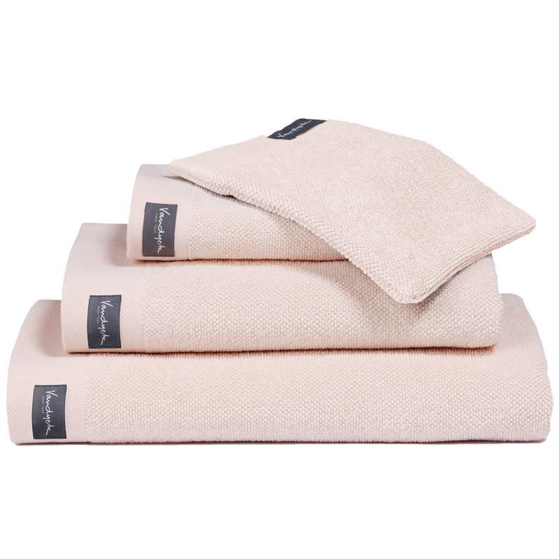 Home Towel light pink serie handdoeken zijn weldadige handdoeken met luxe borders gemaakt van 100% katoen (550 gr/mtr2). Door de zware kwaliteit hebben de handdoeken een goed absorptievermogen en voelen ze heerlijk zacht en soepel aan.