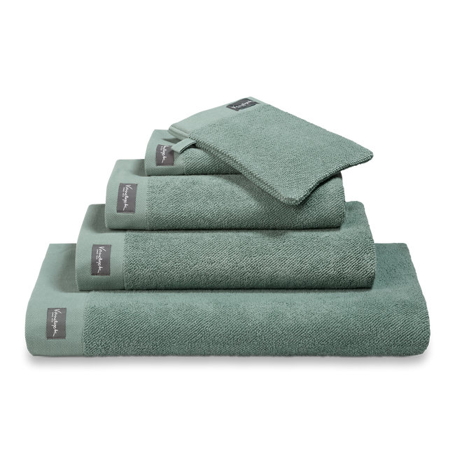 Home Towel vintage green serie handdoeken zijn weldadige handdoeken met luxe borders gemaakt van 100% katoen (550 gr/mtr2). Door de zware kwaliteit hebben de handdoeken een goed absorptievermogen en voelen ze heerlijk zacht en soepel aan.