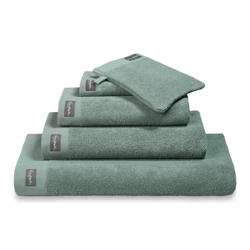 Home Towel vintage green serie handdoeken zijn weldadige handdoeken met luxe borders gemaakt van 100% katoen (550 gr/mtr2). Door de zware kwaliteit hebben de handdoeken een goed absorptievermogen en voelen ze heerlijk zacht en soepel aan.