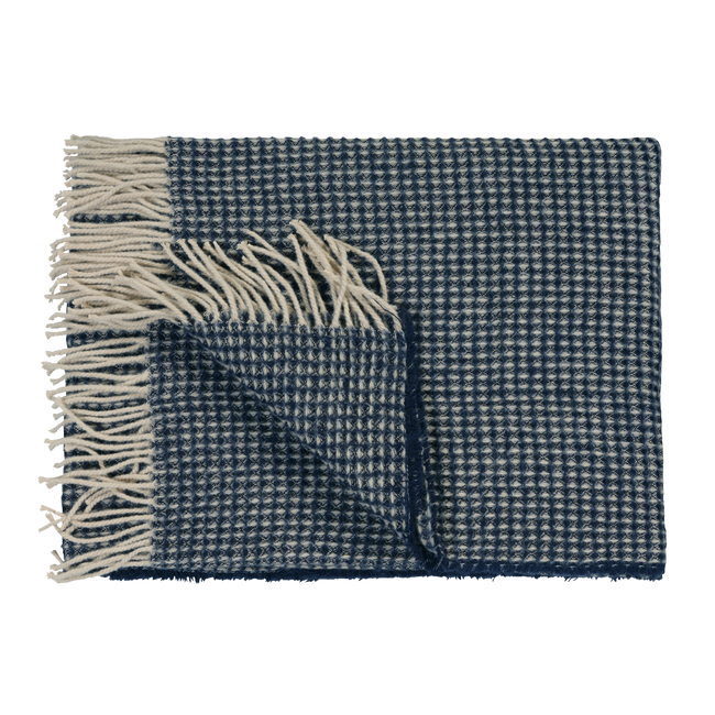 Omring jezelf met heerlijke plaids van Vandyck! Home 95 is de perfecte accessoire als toevoeging op je bank of bed. Een zachte plaid en sierkussensloop met wafelstructuur in de kleur blue ink