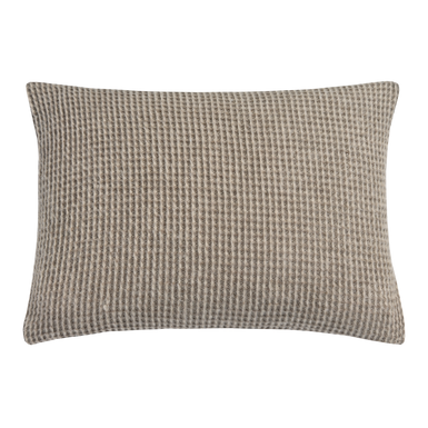 Omring jezelf met heerlijke plaids van Vandyck! Home 95 is de perfecte accessoire als toevoeging op je bank of bed. Een zachte plaid en sierkussensloop met wafelstructuur in de kleur fudge