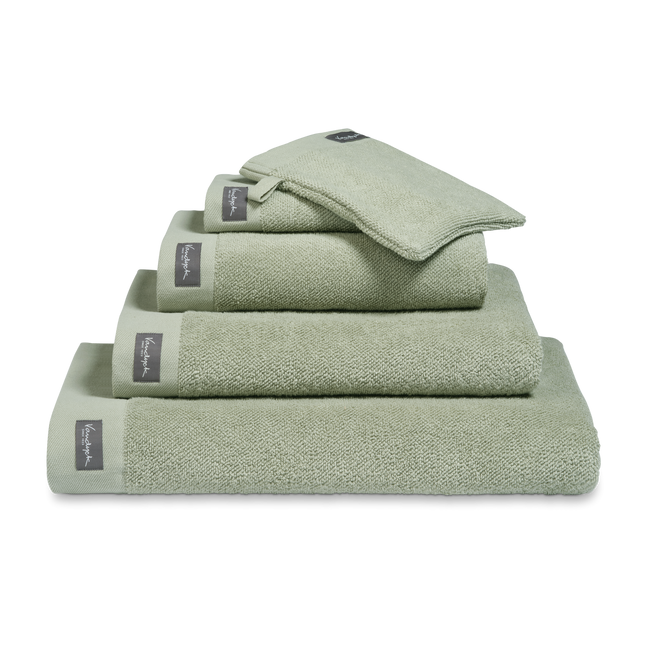 Home Towel smoke green serie handdoeken zijn weldadige handdoeken met luxe borders gemaakt van 100% katoen (550 gr/mtr2). Door de zware kwaliteit hebben de handdoeken een goed absorptievermogen en voelen ze heerlijk zacht en soepel aan.